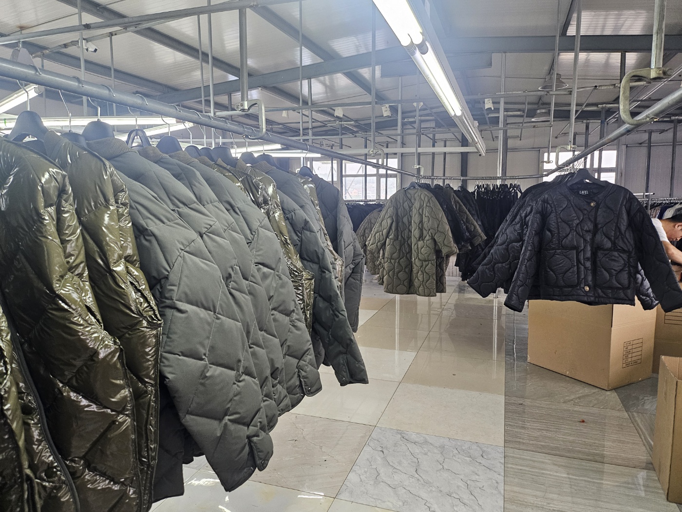 アパレル生産の納期は、 なぜ予定通りにいかないことがあるの？