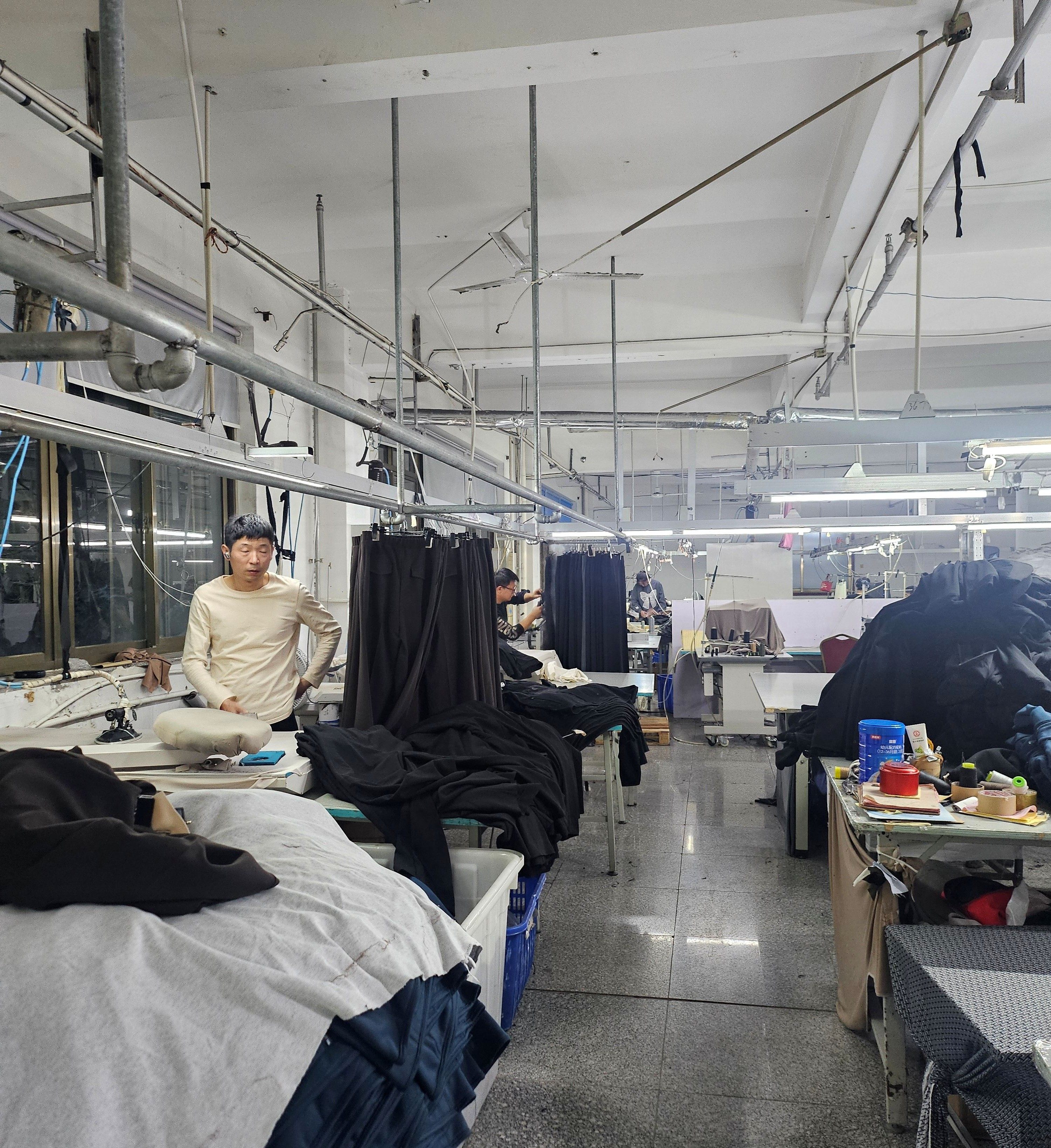 アパレル商品の量産を行う縫製工場の生産現場