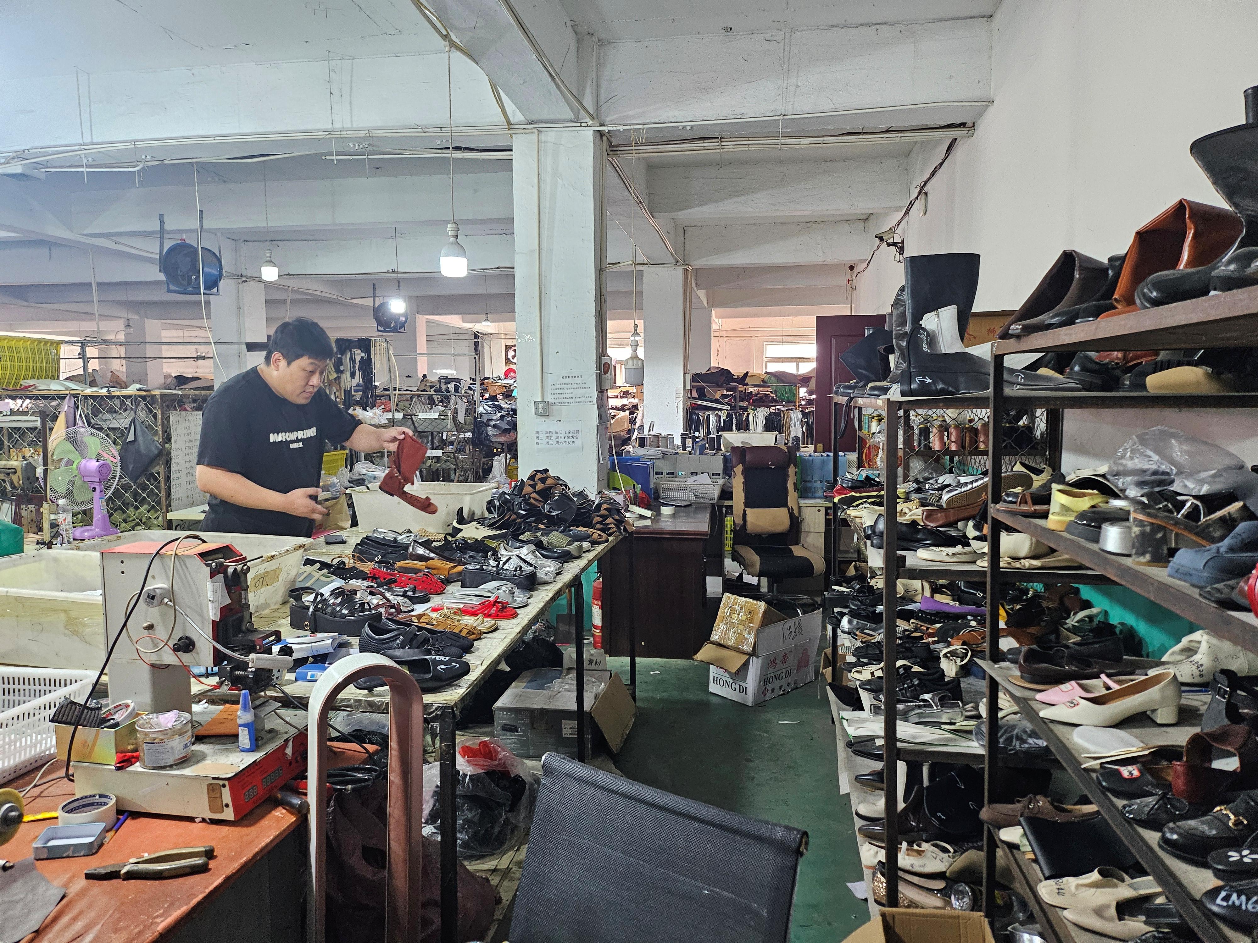 瀋陽の靴工場の生産現場