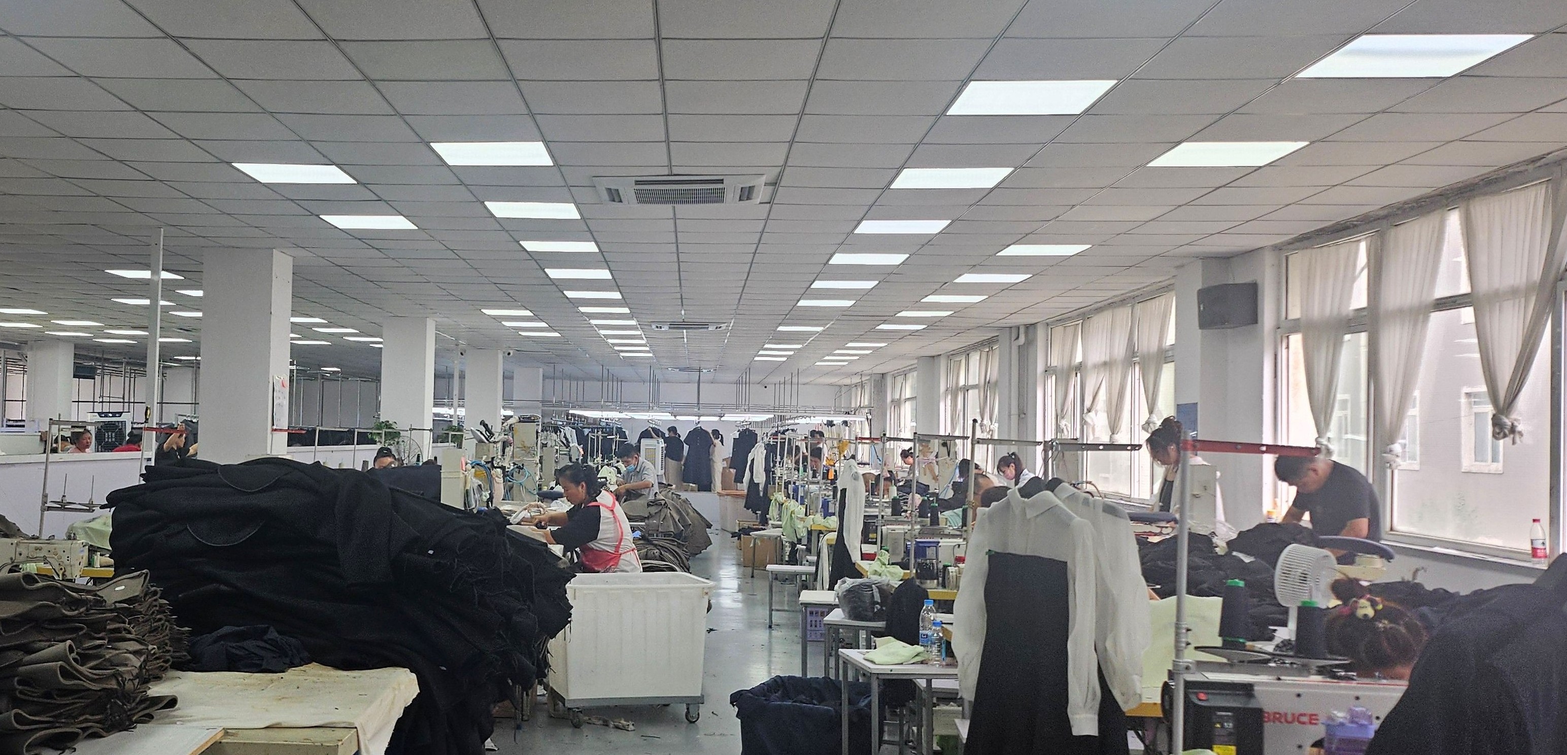 アパレル商品の量産を行う縫製工場の生産現場
