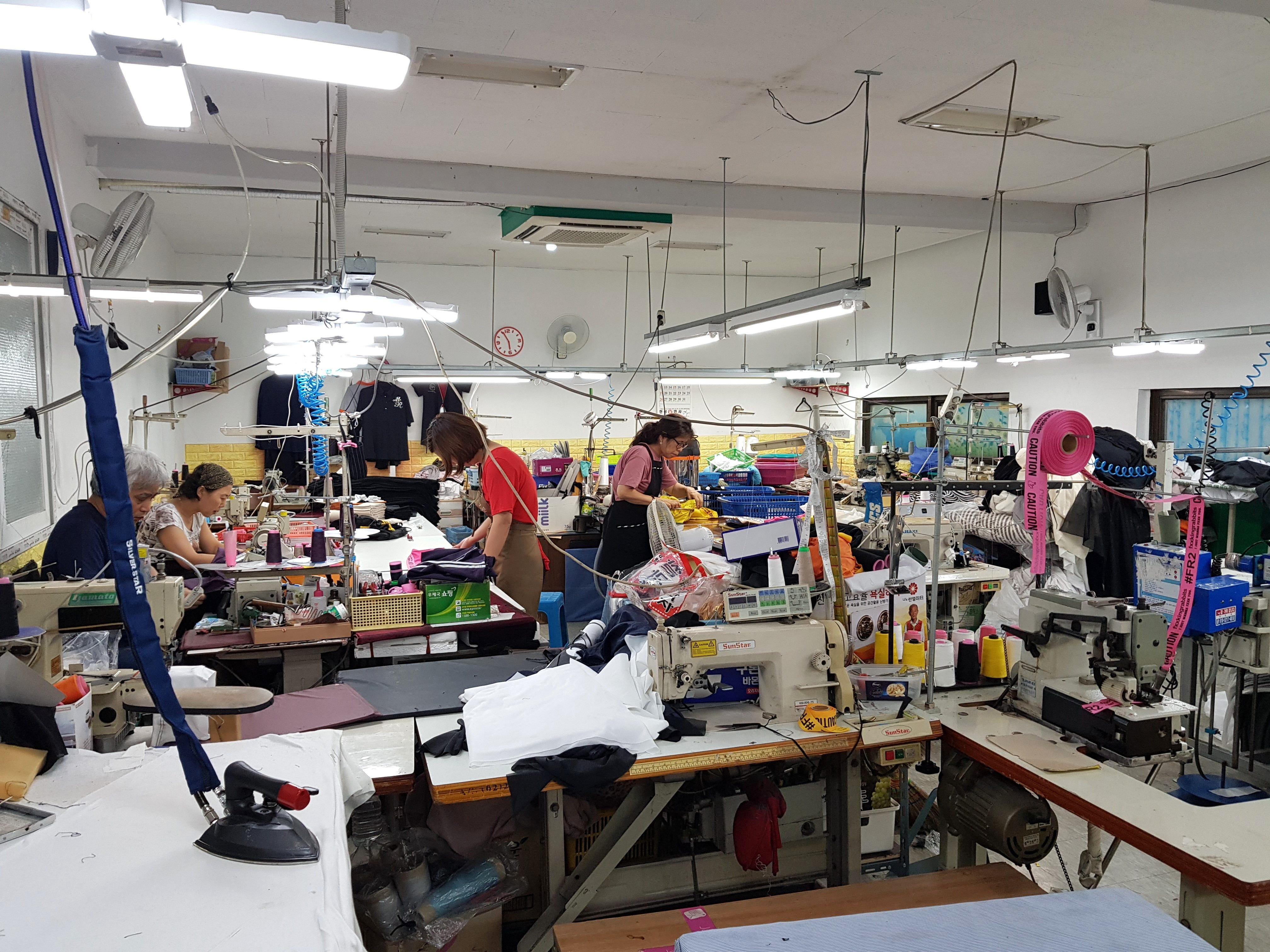 韓国ソウルの縫製工場の生産現場