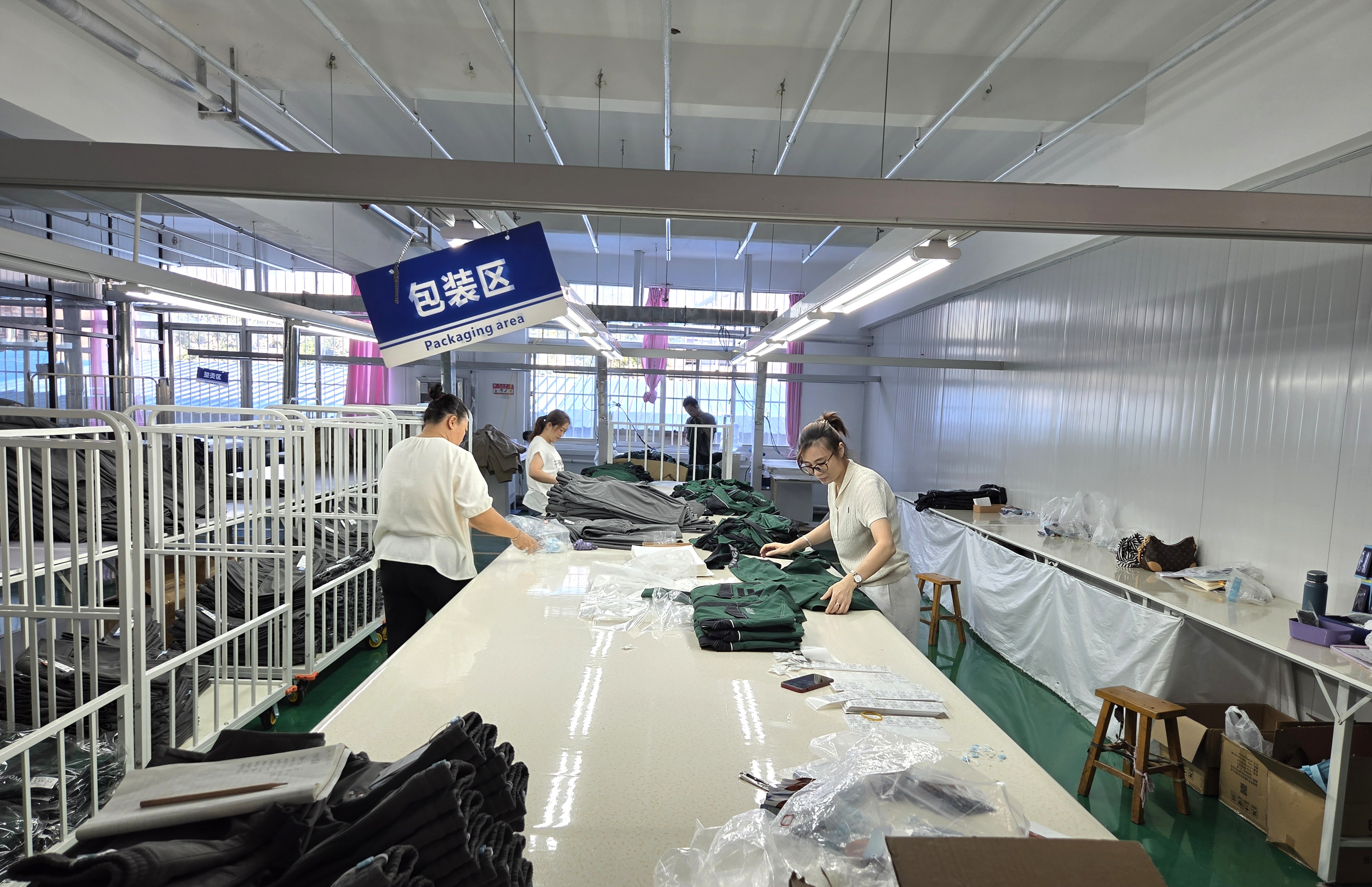 アパレル工場で衣類の検品と出荷準備を行う様子
